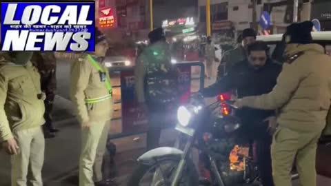 हरिद्वार पुलिस आजकल मोडिफाइड दुपहियों को लेकर सख्त बनी हुई है। रानीपुर मोड़ पर पुलिस ने रात चेकिंग के दौरान कान फोड़ आवाज़ वाली बुलेट बाइक पकड़ी। इसमें मॉडिफाइड साइलेंसर लगा था, जिससे काफी शोर हो रहा था। पुलिस ने बाइक सीज़ कर वाहन स्वामी का चालान किया और सभी को ऐसे वाहनों के प्रति सावधान किया।