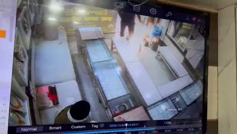 *गाजियाबाद के मोदीनगर में व्यापारी की हत्या का लाइव वीडियो*
CCTV