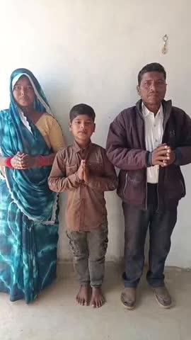 लापता बच्चा विवेक मिला, पहुंचा अपने घर।
टीकमगढ़ जिले की मोहनगढ़ तहसील के अंतर्गत ग्राम मझगुवां से कक्षा 5वीं का छात्र विवेक अहिरवार पिता लखन अहिरवार निवासी ग्राम मझगुवां गुरुवार 4 दिसंबर की शाम करीब 4:30 अपने घर से परिजनों को बिना बताए कहीं चला गया था, जो लापता हो गया था, जो 5 दिसंबर की रात तक नहीं मिला था।
यह लापता बच्चा विवेक अहिरवार आज 6 दिसंबर की सुबह को सही सलामत अपने घर मझगुवां आ गया है। सोशल मीडिया पर चल रही खबरों को लेकर  एक व्यक्ति ने बच्चे को उसके घर तक पहुंचा दिया है।