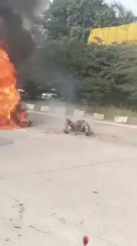 सुल्तानपुर हाईवे पर अचानक एक कार में भीषण आग लग गई। देखते ही देखते लपटें इतनी तेज़ भड़क उठीं कि पास से गुजर रहे लोगों में हड़कंप मच गया।
कार में मौजूद युवक आग की चपेट में आकर बुरी तरह झुलस गया। मौके पर मौजूद ग्रामीणों ने बिना देर किए मिट्टी डालकर आग बुझाई और युवक को बचाया निकाला।