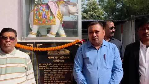 ---
भारत रत्न से सम्मानित भारतीय संविधान के शिल्पकार, पूर्व कानून मंत्री डॉ. भीमराव अंबेडकर जी की पुण्यतिथि पर श्रद्धांजलि 
भारत रत्न से सम्मानित एवं भारतीय संविधान के महान शिल्पकार, सामाजिक न्याय के प्रबल समर्थक डॉ. भीमराव अंबेडकर जी की पुण्यतिथि के अवसर पर अनीश पंकज मेमोरियल लॉ कॉलेज में भावपूर्ण श्रद्धांजलि कार्यक्रम का आयोजन किया गया। इस अवसर पर महाविद्यालय परिसर में स्थित बाबासाहेब की प् चित्र पर माला एवं पुष्प अर्पित कर उन्हें नमन किया गया। कार्यक्रममेंमहाविद्यालय के बॉडी गवर्नर सह भारतीय जनता पार्टी के नेता डॉ. मनीष पंकज मिश्रा, मगध विश्वविद्यालय के डीन -लॉ फैकल्टी के प्रतिष्ठित सदस्य डॉ. डी.एन. मिश्रा सहित महाविद्यालय के शिक्षक, विद्यार्थी और अनेक गणमान्य उपस्थित थे। सर्वप्रथम उनके चित्र पर माला पुष्प चढा कर 
श्रद्धांजलि अर्पित करने के पश्चात अपने उद्बोधन में डॉ. मनीष पंकज मिश्रा ने कहा कि बाबासाहेब अंबेडकर केवल संविधान और कानून के गहन ज्ञाता नहीं थे, बल्कि वे एक महान समाज सुधारक, अर्थशास्त्री, शिक्षाविद् और दलित-शोषित वर्गों के लिए संघर्ष करने वाले अग्रदूत थे। उन्होंने समाज के प्रत्येक वर्ग को समान अवसर और समान अधिकार दिलाने के लिए जीवनभर संघर्ष किया। डॉ. मिश्रा ने कहा कि आज जब हम उनके पुण्यतिथि पर उन्हें याद करते हैं, तो उनके दिखाए मार्ग पर चलना ही सच्ची श्रद्धांजलि है। बाबासाहेब ने एक ऐसे भारत का स्वप्न देखा था, जहाँ समानता, न्याय और बंधुत्व सर्वोपरि हों।इस अवसर पर डॉ. डी.एन. मिश्रा ने भी अपनी श्रद्धांजलि अर्पित करते हुए कहा कि डॉ. अंबेडकर केवल भारत के संविधान के निर्माता ही नहीं, बल्कि सामाजिक न्याय और मानव अधिकारों के प्रमुख शिल्पकार थे। उन्होंने अपने जीवन के हर क्षण को कमजोर और वंचित वर्गों की उन्नति के लिए समर्पित किया। आज उनकी पुण्यतिथि पर हम उनके आदर्शों को दोहराने और उन्हें अपने आचरण में उतारने का संकल्प लेते हैं।
अंत में सभी ने एक स्वर में बाबा साहेब के जीवन मूल्यों को आगे बढ़ाने का संकल्प लिया। आज के कार्यक्रम में भारतीय जनता पार्टी प्रदेश कार्य समिति का सदस्य राजेंद्र प्रसाद अधिवक्ता सहित महाविद्यालय के शिक्षक गण एवं छात्रों उपस्थित रहे 
---