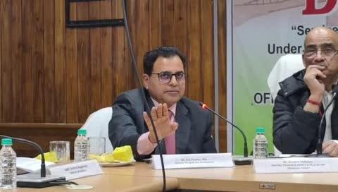 शाहदरा जिला प्रशासन ने सार्वजनिक सेवाओं में व्यापक सुधार और शासन व्यवस्था को अधिक सुगम बनाने की दिशा में एक महत्त्वपूर्ण कदम उठाते हुए ‘डीएम सेतु – Service Enhancement & Transformation Unit’ का शुभारंभ किया. कार्यक्रम में स्थानीय विधायक, डीसीसी चेयरमैन, जिला अधिकारी, एसडीएम, पुलिस, एमसीडी, डीएसआईआईडीसी, बीएसईएस, खाद्य सुरक्षा, स्वास्थ्य तथा अन्य विभागों के वरिष्ठ अधिकारी मौजूद रहे।
जिलाधिकारी शैलेन्द्र सिंह परिहार ने इस नई पहल की घोषणा करते हुए कहा कि ‘डीएम सेतु’ का उद्देश्य नागरिकों को शासन प्रणाली से जोड़ना, सरकारी सेवाओं की दक्षता बढ़ाना और पारदर्शिता को मजबूत करना है. उन्होंने बताया कि यह मंच सिंगल–विंडो सिस्टम की तर्ज पर काम करेगा, जहाँ नागरिकों और सूक्ष्म–उद्यमियों को विभिन्न सेवाएँ एक ही स्थान पर सरल और समयबद्ध रूप से उपलब्ध होंगी.
प्रशासन का लक्ष्य डेटा–एनालिटिक्स और डिजिटल प्रणाली के माध्यम से सेवा वितरण को तेज, सुव्यवस्थित और जिम्मेदार बनाना है.
लॉन्च के दौरान डीएम ने स्पष्ट किया कि शाहदरा को विकसित जिला बनाने की दिशा में यह पहल मील का पत्थर सिद्ध होगी। उन्होंने कहा कि यह मंच स्वास्थ्य, खाद्य सुरक्षा, शिक्षण, डिजिटल जागरूकता, महिला–सुरक्षा, रोजगार, व्यापारिक सुगमता और कल्याणकारी योजनाओं के प्रभावी क्रियान्वयन में अहम भूमिका निभाएगा। रणनीतिक सहयोग, नवाचार और संस्थागत साझेदारी के जरिए प्रशासनिक आधुनिकीकरण को गति देने की योजना भी प्रस्तुत की गई।
डीसीसी अध्यक्ष जितेंद्र महाजन ने कहा कि यह पहल समाज के सबसे कमजोर वर्गों—वरिष्ठ नागरिकों, महिलाओं और बच्चों—के कल्याण की दिशा में ठोस परिणाम देगी। उन्होंने उम्मीद जताई कि यह प्रयास व्यापार–उन्मुख माहौल के निर्माण और समग्र विकास को नई ऊँचाई देगा।
रिलीज के अंत में जिला प्रशासन ने सभी निवासियों और स्थानीय व्यापारियों से अपील की कि वे ‘डीएम सेतु’ मंच के माध्यम से उपलब्ध नई सेवाओं का अधिकतम लाभ उठाएँ और शाहदरा को आधुनिक, सुव्यवस्थित और नागरिक–केंद्रित जिला बनाने में सहभागी बनें।