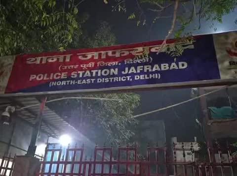 उत्तर पूर्वी दिल्ली के जाफराबाद गली नंबर 37 में जैकेट कारोबारी के दुकान पर लूटपाट को अंजाम दिया और फायरिंग की गई दो व्यक्ति को चाकू मार कर गंभीर घायल कर दी वही घायलों को जब प्रवेश अस्पताल में भर्ती कराया गया हमलावरों बदमाशों को दुकानदारों ने पड़कर पिस्तौल सहित पुलिस के हवाले कर दिया वही व्यापारी इस वारदात से दहशत में है की आए दिन लूटपाट गोली फायरिंग