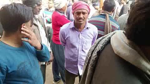 छिबरामऊ सोसाइटी पर खाद के लिए  भारी भीड़।