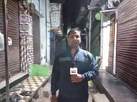 उत्तर पूर्वी दिल्ली के ताज कॉलोनी न्यू सीलमपुर कंबल मार्केट में कुछ अज्ञात बदमाश ने  कंबल कारोबारी पर फायरिंग वही व्यापारी अपने दुकान के अंदर शटर बंद कर दी जिसके वजह से जान माल का कोई नुकसान नहीं हुआ वहीं 10 लाख की फिरौती बदमाश मांग रहे थे कंबल व्यापारी दहशत में है आए दिन के घटना से