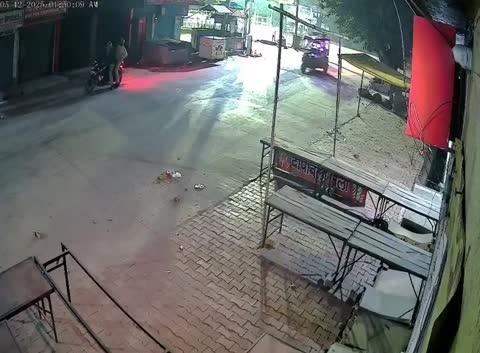 यूपी – मेरठ में 2 पुलिसवाले एक अज्ञात लाश को ई-रिक्शा से ले गए और दूसरे थाना क्षेत्र में फेंक गए । कांस्टेबल राजेश, होमगार्ड रोहताश , दरोगा जितेंद्र सस्पेंड हुए । लाश किसकी है, ये अभी तक पता नहीं चल सका है।