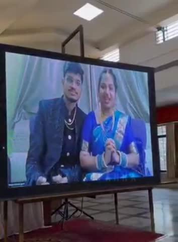 #IndiGoCrisis #anarchy #monopoly #Corruption सरकार की   गलत नीतियों की आंच अब गरीबों, मजदूरों और किसानों से होते हुए अमीर तबके तक भी जा पहुंची है: भुवनेश्वर से हुबली जाने वाली इंडिगो की फ्लाइट कैंसल होने के बाद ये नवविवाहित जोड़ा अपनी शादी के रिसेप्शन में नहीं पहुंच सका: मेहमानों ने LED स्क्रीन पर ही इनको आशीर्वाद दिया...