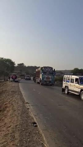 #kotalive कल दरा घाटी के घुमाव पर संतरों से भरा ट्क पलट गया: हालांकि हादसे में कोई हताहत नहीं हुआ लेकिन ड्राइवर ट्रक छोड़कर फरार हो गया: मौके का फायदा उठाते हुए लोगों ने संतरों की लूट मचा दी...