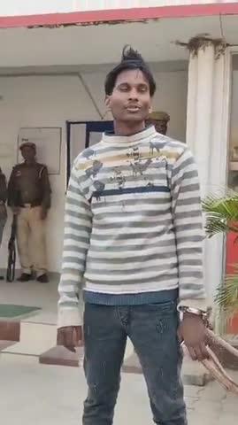 मऊ में फिल्मी अंदाज़ में प्रेम प्रसंग, कट्टा दिखाकर प्रेमिका को भगा ले गया युवक
मऊ के गोविंद राजभर का पड़ोसी गांव की एक लड़की से प्रेम था, लेकिन परिवारों के विरोध के कारण दोनों की शादी नहीं हो सकी। इसके बाद गोविंद ने कट्टा खरीदा और प्रेमिका को हथियार के बल पर उठा ले गया।
एक साल तक दोनों पुलिस को चकमा देते रहे, लेकिन अब गिरफ्तार हो गए हैं।
गिरफ्तारी के बाद गोविंद ने कहा—“प्यार किया है तो निभाया भी, शादी करनी थी इसलिए साथ ले गया।”