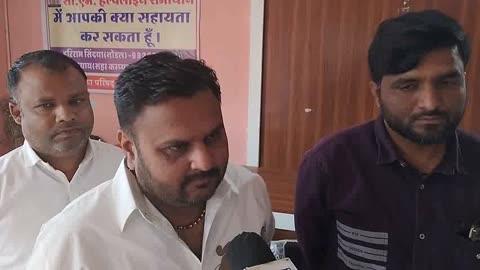 सनावद /  सांप्रदायिक सौहार्द के लिए सुविख्यात 
पीरानपीर-शीतलामाता मेले की तैयारियों को लेकर नगरपालिका परिषद कक्ष में बैठक का आयोजन किया गया। बैठक में नपाध्यक्ष प्रतिनिधि इंदर बिर्ला,नगरपालिका मेला समिति के अध्यक्ष शेरान शेख,उपाध्यक्ष जय शिंदे और पार्षद अनिल बारे ने मेले में भूमि आवंटन,रात्रिकालीन प्रकाश व्यवस्था,पार्किंग व्यवस्था,सुरक्षा,
पेयजल आपूर्ति,साफ-सफाई और सुविधाघर के बारे में विस्तारपूर्वक जानकारी दी।नपाध्यक्ष प्रतिनिधि इंदर बिर्ला ने कहा कि मेले के आयोजन को सफल बनाने के लिए नगरपालिका परिषद हरसंभव प्रयास कर रही है। मेले में दुकानदारों को पेयजल आपूर्ति,सुविधाघर एवं
रात्रिकालीन प्रकाश व्यवस्था की पुख्ता व्यवस्था की गई है।   मेला समिति अध्यक्ष शेरान शेख ने बताया कि मेले में दुकानदारों को भूमि का आवंटन पूर्णतः पारदर्शितापूर्ण तरीके से किया जा रहा है। यदि भूमि आवंटन में किसी दुकानदार को कोई शिकायत है तो नपा प्रशासन को सूचित किया जाए। उपाध्यक्ष जय शिंदे ने कहा कि मेले में सभी सांस्कृतिक कार्यक्रमों के आयोजन की तैयारियां पूर्ण कर ली गई हैं। मेले में आने वाले नागरिकों की सभी सुविधाओं के लिए नपा परिषद संकल्पबद्ध है।