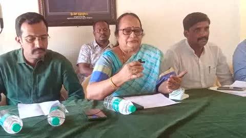 ಕೊಳ್ಳೇಗಾಲ ಸುದ್ದಿ : ಹೆಚ್. ಕೃಷ್ಣಸ್ವಾಮಿ ಮೆಮೋರಿಯಲ್ ಟ್ರಸ್ಟ್, ರೋಟರಿ ಮಿಡ್ ಟೌನ್,ರೋಟರಿ ಲಯನ್ಸ್ ಕ್ಲಬ್ ಮತ್ತು ಕನ್ನಡ ಜೀ ವಾಹಿನಿ ಹಾಗೂ ಕೊಳ್ಳೇಗಾಲದ ಇತರೆ ಸಂಘ ಸಂಸ್ಥೆಗಳ ಸಹಯೋಗದಲ್ಲಿ ಪಟ್ಟಣದ ಎಂ ಜಿ ಎಸ್ ವಿ ಕಾಲೇಜು ಮೈದಾನದಲ್ಲಿ ಡಿಸೆಂಬರ್ ತಿಂಗಳ 19 ಮತ್ತು 20 ರಂದು ಎರಡು ದಿನಗಳ ಕಾಲ ನಮ್ಮೂರ ಕನ್ನಡ ಹಬ್ಬ ಹಾಗೂ ಆರಕ್ಷಕರಿಗೆ ನಮನ ವಿಜಯ ಗಾನ ಎಂಬ ಕಾರ್ಯಕ್ರಮಗಳನ್ನು ಹಮ್ಮಿ ಕೊಳ್ಳಲಾಗಿದೆ ಎಂದು ಹೆಚ್.ಕೆ.ಟ್ರಸ್ಟ್ ಕಾರ್ಯದರ್ಶಿ ಹಾಗೂ ಕನ್ನಡ ರಾಜ್ಯೋತ್ಸವ ರಾಜ್ಯ ಪ್ರಶಸ್ತಿ ಪುರಸ್ಕೃತರಾದ ಪ್ರೇಮಲತಾ ಕೃಷ್ಣಸ್ವಾಮಿ ಅವರು ಪತ್ರಿಕಾ ಗೋಷ್ಠಿಯಲ್ಲಿ ತಿಳಿಸಿದರು.
ಕಳೆದ ವರ್ಷವೂ ಸಹ ಜೀ ಕನ್ನಡ ವಾಹಿನಿ ಸಹಯೋಗದೊಂದಿಗೆ ಅರ್ಜುನ್ ಜನ್ಯ ಅವರ ಸಂಗೀತ ಮನೋರಂಜನಾ ಕಾರ್ಯಕ್ರಮ ನಡೆಸಲಾಗಿತ್ತು. ನಿರೀಕ್ಷೆಗೂ ಮೀರಿದ ಯಶಸ್ಸು ಮತ್ತು ಪ್ರತಿಕ್ರಿಯೆ ವ್ಯಕ್ತವಾಯಿತು.
ಈ ಹಿನ್ನೆಲೆಯಲ್ಲಿ ಈ ವರ್ಷವೂ ಸಹ ಖ್ಯಾತ ಗಾಯಕ ವಿಜಯಪ್ರಕಾಶ್ ರವರ ರಸಮಂಜರಿ ಕಾರ್ಯಕ್ರಮ ವಿರುತ್ತದೆ, ಕೊಳ್ಳೇಗಾಲದಲ್ಲಿ ಎರಡು ದಿನಗಳ ಕಾಲ ಮನೋರಂಜನಾ ಕಾರ್ಯಕ್ರಮ ಆಯೋಜಿಸಲಾಗಿದೆ. ಕೊಳ್ಳೇಗಾಲ ತಾಲ್ಲೂಕಿನ ಮತ್ತು ಸುತ್ತಲಿನ ಗ್ರಾಮೀಣ ಜನತೆಗೆ ಉತ್ತಮ ಮನೋರಂಜನೆ ನೀಡಬೇಕು ಎಂಬುದು ನಮ್ಮ ಸದುದ್ದೇಶವಾಗಿದೆ ಎಂದರು.
ದಸರ ಸಂಧರ್ಭದಲ್ಲಿ ನಡೆಯುವ ಯುವ ದಸರಾ ಮನೋರಂಜನಾ ಕಾರ್ಯಕ್ರಮ ಎಷ್ಟೋ ಜನರು ನೋಡಲು ಸಾಧ್ಯವಾಗುವುದಿಲ್ಲ. ಇದನ್ನು ಮನಗಂಡು ಯುವ ದಸರಾ ಮಾದರಿಯಲ್ಲಿ ಕಾರ್ಯಕ್ರಮ ಆಯೋಜಿಸಲಾಗುತ್ತಿದೆ. ಈ ಬಾರಿ ಸ್ಥಳೀಯ ಪ್ರತಿಭೆಗಳಿಗೂ ಅವಕಾಶ ನೀಡಲಾಗುತ್ತಿದೆ ಎಂದರು.
ಜಿಲ್ಲೆಯಲ್ಲಿ ಉತ್ತಮ್ಮಸಾಧನೆಗೈದ ಪೋಲೀಸರಿಗೆ ನಮನ ಕಾರ್ಯಕ್ರಮ ಸಹ ನಡೆಸಲಾಗುತ್ತಿದೆ. ಹಾಗೇಯೇ ಎಲ್ಲಾ ತಂದೆ ತಾಯಂದಿರಿಗೆ ಅರ್ಪಣೆಯಾಗುವ ರೀತಿಯಲ್ಲಿ ಎರಡು ಸುಮಧುರ ಗೀತೆಗಳ ಧ್ವನಿಸುರುಳಿ ಬಿಡುಗಡೆ ಮಾಡಲಾಗುತ್ತಿದೆ ಎಂದರು.
ಎರಡೂ ದಿನಗಳ ಕಾಲ ನಡೆಯುವ‌ ಅದ್ದೂರಿ ಕಾರ್ಯಕ್ರಮದಲ್ಲಿ ಸ್ವಾಮೀಜಿಗಳು ಜನಪ್ರತಿನಿಧಿಗಳು , ಸಿನಿಮಾತಾರೆಯರು ಭಾಗವಹಿಸಲಿದ್ದು ಜಿಲ್ಲೆಯ ಜನತೆ ಹೆಚ್ಚಿನ ಸಂಖ್ಯೆಯಲ್ಲಿ ಪಾಲ್ಗೊಳ್ಳುವಂತೆ ಮನವಿ ಮಾಡಿದರು.
ಪತ್ರಿಕಾ ಗೋಷ್ಠಿಯಲ್ಲಿ ಮುಖಂಡರಾದ ಹರ್ಷ, ಶಿವಾನಂದ, ನಾಗರಾಜು, ಪುಟ್ಟರಸಶೆಟ್ಡಿ, ಸಂಪತ್ತು, ರಾಜೇಶ್ ಇನ್ನೂ ಅನೇಕರು ಇದ್ದರು.