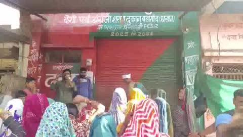 टीकमगढ़ जिले की नगरपरिषद बड़ागांव स्टैंड पर सागर-टीकमगढ़ हाईवे जाम कर आदिवासी महिलाओं ने लगाई शराबबंदी की गुहार। 
घरेलू हिंसा और आर्थिक बर्बादी से त्रस्त महिलाओं का गुस्सा सड़क पर उतरा "बड़ागांव के आदिवासी महिलाओं ने शराब की बिक्री बंद करने की मांग को लेकर हाईवे पर चक्काजाम कर दिया। उनका कहना है कि शराब से परिवार बर्बाद हो रहे हैं, घर में कलह बढ़ रही है। जाम से वाहनों की लंबी कतारें लग गईं, यातायात ठप।"एक महिला ने कहा, 'बड़ागांव में शराब बंद होनी चाहिए, हमारे आदिवासी समाज को बचाओ।' पुलिस और प्रशासन मौके पर पहुंचे, समझाइश देकर शांतिपूर्वक जाम खुलवाया।