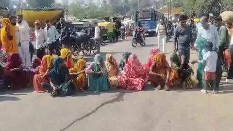 टीकमगढ़ जिले की नगरपरिषद बड़ागांव स्टैंड पर सागर-टीकमगढ़ हाईवे जाम कर आदिवासी महिलाओं ने लगाई शराबबंदी की गुहार। 
घरेलू हिंसा और आर्थिक बर्बादी से त्रस्त महिलाओं का गुस्सा सड़क पर उतरा "बड़ागांव के आदिवासी महिलाओं ने शराब की बिक्री बंद करने की मांग को लेकर हाईवे पर चक्काजाम कर दिया। उनका कहना है कि शराब से परिवार बर्बाद हो रहे हैं, घर में कलह बढ़ रही है। जाम से वाहनों की लंबी कतारें लग गईं, यातायात ठप।"एक महिला ने कहा, 'बड़ागांव में शराब बंद होनी चाहिए, हमारे आदिवासी समाज को बचाओ।' पुलिस और प्रशासन मौके पर पहुंचे, समझाइश देकर शांतिपूर्वक जाम खुलवाया।