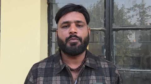 जिलाधिकारी की अध्यक्षता में आयोजित सम्पूर्ण समाधान दिवस में फरियादियों का हुजूम उमड़ा।
➡️➡️➡️➡️➡️➡️➡️➡️➡️➡️➡️➡️
बिल्थरारोड।  तहसील सभागार में शनिवार को  जिलाधिकारी मंगला प्रसाद सिंह की अध्यक्षता में आयोजित संपूर्ण समाधान दिवस पर फरियादियों की भारी भीड़ उमड़ पड़ी। इस अवसर पर कुल 146 प्रार्थना पत्र प्रस्तुत किए गए। इनमें 20 का मौके पर निस्तारण कर दिया गया। जिनमे पुलिस, राजस्व,विद्युत,आपूर्ति,व अन्य विभागों से संबंधित मामले छाए रहे। शेष मामलों के निस्तारण के लिए संबंधित विभागों को सौप  दिया गया। डीएम ने संपूर्ण समाधान दिवस पर प्राप्त प्रार्थना पत्रों को निर्धारित समय अवधि में गुणवत्तापूर्ण निस्तारण का निर्देश दिया।  हल्दिरामपुर नरला के समीप एनएच 31 सड़क का हो रहे चौड़ीकरण में सड़क के किनारे बन रहे नाला निर्माण में मानक के विपरीत कार्य करने की शिकायत की अनूप कुमार तिवारी ने किया। वही मलेरा गांव निवासी सुभाष चंद्र वर्मा ने मलेरा में चकरोड का घाटा संख्या 656 को अतिक्रमण के संबंध में चकरोड का सीमांकन के संबंध में पत्रक दिया। नगर के वार्ड नंबर 7 में विद्या देवी ने आम रास्ता पर अवैध अतिक्रमण किए जाने का आरोप लगाया। फरदहा उर्फ पूरा में रामबचन ने पट्टासुदा भूमि व भूमिधर जमीन में लेखपाल द्वारा कब्जा दखल कराने के संबंध में शिकायत किया। रूपवार भगवानपुर निवासी सुरेंद्रनाथ तिवारी द्वारा गांव के गाटा संख्या 400 खलिहान व गाटा संख्या 399 खाद गड्ढा में अवैध कब्जा हटवाने के संबंध में शिकायत की।डीएम ने कहा की जनसमस्याओं का निस्तारण प्राथमिकता के आधार पर किया जाय। साथ ही समाधान दिवस पर प्राप्त प्रार्थना पत्रों का निर्धारित समय के अंदर गुणवत्तापूर्ण निस्तारण सुनिश्चित किया जाय। वहीं समाधान दिवस पर ही गोंड,खरवार जाति के लिए जाति प्रमाण पत्र जारी किए जाने को लेकर गोड़,खरवार जाति के गुलाब चंद्र गोड, अरविंद गोंडवाना सत्यम गोड, सतीश गोड़, कृष्ण कुमार खरवार आदि ने ज्ञापन दिया अपने ज्ञापन में उन्होंने जाति प्रमाण पत्र बनाने को लेकर तुरंत निर्देश जारी करने का मांग की इसे शीघ्र न किये जाने पर आंदोलन की चेतावनी दी। समाधान दिवस में एसपी ओमबीर सिंह,सीएमओ डॉ संजीव वर्मन, डीआइओएस देवेन्द्र गुप्ता, एसडीएम शरद चौधरी समेत जिला स्तरीय व तहसील स्तरीय अधिकारी मौजूद रहे।