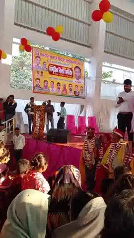 यह जानकारी कश्यप समाज पिछड़ा एकीकरण मंच द्वारा आयोजित सातवें सामूहिक विवाह समारोह के निमंत्रण या सूचना से संबंधित है, जो 5 दिसंबर 2025 को बाराबंकी के राजकीय इंटर कॉलेज के ऑडिटोरियम में आयोजित हुआ था, जिसमें "आपकी बेटी-हमारी बेटी" और "सर्व-समाज" के नारों के साथ सामाजिक एकता और विवाह के माध्यम से बेटियों का सम्मान सुनिश्चित करने का उद्देश्य था, जिसके आयोजक राजेश कश्यप (संस्थापक अध्यक्ष) और टीम के अन्य सदस्य थे। 
मुख्य बिंदु:
आयोजक: कश्यप समाज पिछड़ा एकीकरण मंच, संस्थापक अध्यक्ष राजेश कश्यप।
कार्यक्रम: सातवां सामूहिक विवाह समारोह।
थीम/नारे: "आपकी बेटी-हमारी बेटी", "सर्व-समाज"।
तिथि: 5 दिसंबर 2025, शुक्रवार।
स्थान: ऑडिटोरियम, राजकीय इण्टर कालेज, बाराबंकी।
उद्देश्य: समाज के विभिन्न वर्गों को एकजुट कर सामूहिक विवाह के माध्यम से बेटियों का सम्मान और सामाजिक समरसता बढ़ाना। 
यह आयोजन कश्यप समुदाय और अन्य संबंधित समाजों के लिए एक महत्वपूर्ण सामाजिक कार्यक्रम था, जिसका उद्देश्य विवाह के बंधन को एक सामूहिक और सामाजिक पहल के रूप में मनाना था।