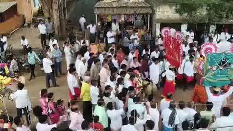 ದಾಸ ಶ್ರೇಷ್ಠ ಶ್ರೀ ಕನಕ ದಾಸ ಜಯಂತಿ ಹಾಗೂ ಬೀರೇಶ್ವರ ಉತ್ಸವ.
ಚಾಮರಾಜನಗರ /ಜಿಲ್ಲೆಯ ಹನೂರು ತಾಲೂಕಿನ ಮಣಗಳ್ಳಿ ಗ್ರಾಮದಲ್ಲಿ ಇಂದು ನಡೆಯಿತು 
ಈ ಸಂಧರ್ಭದಲ್ಲಿ ಕನಕ ದಾಸ ಜಯಂತಿ ಜೊತೆಗೆ ಬೀರೇಶ್ವರ ಉತ್ಸವದ ಮೆರವಣಿಗೆ ವಿಜೃಂಭಣೆಯಿಂದ ನಡೆಯಿತು ನಾನಾ ಭಾಗದ ಜನರು ಮೆರವಣಿಗೆಯಲ್ಲಿ ಪಾಲ್ಗೊಂಡರು 
ದೇವರಿಗೆ ವಿಶೇಷ ಅಲಂಕಾರ, ತೆಂಗಿನ ಕಾಯಿ ಒಡೆಯುವ ಪವಾಡ, ಬಸವನ ಪೂಜೆ, ಗಂಗಾಪೂಜೆ, ವೀರಗಾಸೆ ಕುಣಿತ, ಅಗ್ನಿಕೊಂಡ ಪ್ರವೇಶ, ಭಜನೆ ಮತ್ತು ಕೋಲಾಟಗಳು ನಡೆಯಿತು ಬೀದಿಗಳಲ್ಲಿ ಅದ್ದೂರಿಯಾಗಿ ಮೆರವಣಿಗೆ ಮಾಡಲಾಯಿತು  ನೂರಾರು ಭಕ್ತರು ಪಾಲ್ಗೊಂಡಿದ್ದರು .ಮಹಾಮಂಗಳಾರಾತಿ, ಪ್ರಸಾದ ವಿನಿಯೋಗ ಮತ್ತು ಅನ್ನದಾಸೋಹವೂ ಆಯೋಜನೆಯಾಗಿತ್ತು.ಇದರ ಜೊತೆಗೆ ಕನಕ ದಾಸರ ಜಯಂತಿಯು ನಡೆಯಿತು.ದಾಸ ಶ್ರೇಷ್ಠ ಕನಕ ದಾಸರ ಭಾವಚಿತ್ರಕ್ಕೆ ಪುಷ್ಪಾಲಂಕಾರ ಮಾಡಿ ಊರಿನಲ್ಲಿ ದೀಪಾಲಂಕಾರ ಮಾಡಿದ್ದು ವಿಶೇಷವಾಗಿತ್ತು.
ನಂತರ ಹನೂರು ಕ್ಷತ್ರದ ಜನಪ್ರಿಯ ಶಾಸಕರಾದ ಎಂ ಆರ್ ಮಂಜುನಾಥ್ ಭಾಗಿಯಾಗಿ ಜಯಂತಿ ಹಾಗೂ ಉತ್ಸವ ಯಶಸ್ವಿ ಗೊಳಿಸಿದರು.
ಈ ಸಂಧರ್ಭದಲ್ಲಿ ಚಂದ್ರಶೇಖರ್, ಕೆ ಮಹದೇವು ಮಣಗಳ್ಳಿ ರಾಜಶೇಖರ್,ತಮ್ಮಯ ಗೌಡ, ಕುಮಾರ, ನಾಗೆಗೌಡ , ಕೆ. ಮಾದೇಗೌಡ ಹೆಚ್ ಶಿವರಾಮೇಗೌಡ ,ರಾಜು, ಕನಕ ಸೇವಾ ಬಳಗ ಮಣಗಳ್ಳಿ ಗುರುಮೂರ್ತಿ ಫೋಟೋ ಗ್ರಾಫರ್ ಮಣಗಹಳ್ಳಿ ಇನ್ನಿತರರು ಇದ್ದರು