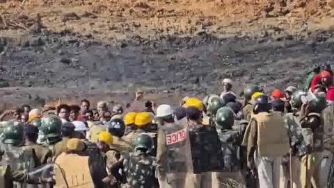 एक आपनी जमीन जंगल को सरक्षण के लिए लढ रहे हैं। एक आपनी नौकरी के लिए दोंनो का संघर्ष हैं मगर नौकरी से पहले जमीन और जंगल हैं। और वह आदिवासी है।