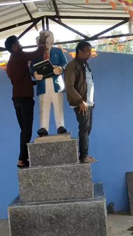 आज दिलीप राणावत आपनेता ने बाबा साहब परिनिर्वाण दिवस पर बाबा साहब की प्रतिमा अयाना पर कैंडल मार्च जलाकर, माला पहनाकर श्रद्धांजलि अर्पित की!
बाबा साहब अमर रहे के नारे लगाए 
में इस अवसर पर आप सभी से निवेदन किया की हम सबको मिलकर बाबा साहब  के सपनों का भारत बनाना है जिसमें गरीब से गरीब परिवार के बच्चे को अच्छी शिक्षा मिलें,हर व्यक्ति अपने अधिकारों को जान सके और तानाशाही के खिलाफ बोल व लड़ सके