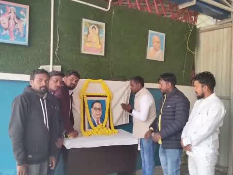 प्रेस विज्ञप्ति
हिंदुस्तानी अवाम मोर्चा (से०), गया जिला
बाबा साहेब डॉ. भीमराव अंबेडकर जी की 69वीं पुण्यतिथि पर जिला कार्यालय में श्रद्धांजलि अर्पित
आज दिनांक 06 दिसंबर 2025 को संविधान निर्माता, भारत रत्न बाबा साहेब डॉ. भीमराव अंबेडकर जी की 69वीं परिनिर्वाण दिवस के अवसर पर हिंदुस्तानी अवाम मोर्चा (से०) पार्टी के गया जिला कार्यालय में उनके चित्र पर माल्यार्पण कर श्रद्धांजलि अर्पित की गई।
कार्यक्रम की अध्यक्षता जिला अध्यक्ष श्री नारायण प्रसाद मांझी ने की। इस अवसर पर उन्होंने कहा कि “बाबा साहेब का जीवन संघर्ष देश के हर वंचित, शोषित, दलित और कमजोर वर्ग के लिए प्रेरणा का अद्भुत स्त्रोत है। उन्होंने भारतीय संविधान के माध्यम से समाज के अंतिम व्यक्ति के जीवन में न्याय, समानता और सम्मान की नई रोशनी प्रदान की।”
बाबा साहेब द्वारा दिखाए गए मार्ग पर चलना ही सच्ची श्रद्धांजलि है, और पार्टी सामाजिक न्याय तथा समान अधिकारों की लड़ाई को लगातार मजबूती से आगे बढ़ाती रहेगी।
कार्यक्रम में  दिवाकर सिंह, संतोष सागर, राकेश कुमार, अरुण कुमार मांझी ,दयानंद यादव , राजेश मांझी ,चंदन मांझी, रामसनेही मांझी, ओम प्रकाश कुमार ललिता देवी आदि सम्मिलित थे।
नारायण प्रसाद मांझी 
जिला अध्यक्ष, गया जी