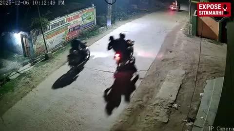 सीतामढ़ी: बैरगनिया में ताबड़तोड़ फायरिंग का CCTV फुटेज आया सामने… गोलियों की तड़तड़ाहट से दहशत, देखें पूरा वीडियो!
#Sitamarhi #Bairgania #Firing #CCTVFootage #CrimeNews #BreakingNews #ViralVideo #BiharNews #NewsUpdate #LiveUpdate #CrimeAlert #TrendingNow #LatestNews #IndiaNews Expose Sitamarhi