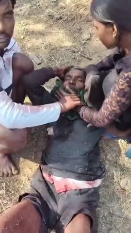 धान खरीदी की अव्यवस्था अब किसानों की जान पर बन आई है।
महासमुंद में टोकन न मिलने से एक किसान ने आत्महत्या का प्रयास किया, यह घटना बताती है कि भाजपा सरकार की तैयारियाँ कितनी भयावह रूप से विफल हैं।
टोकन सिस्टम, ऐप...
हर जगह अव्यवस्था इतनी गहरी है कि किसान अपनी ही फसल बेचने के लिए दर-दर भटक रहे हैं।
प्रशासन आरोप टाल रहा है, पर किसान की जिंदगी का बोझ कौन उठाएगा?
जब सरकार केवल बयान दे और जमीन पर व्यवस्था ध्वस्त हो...तब ऐसी त्रासदियाँ ही जन्म लेती हैं।
धान खरीदी का प्रबंधन पूरी तरह टूट चुका है और इसकी सीधी मार किसानों पर पड़ रही है।
किसान की पीड़ा तकनीकी गलती नहीं, शासन की नाकामी का जीता-जागता सबूत है।