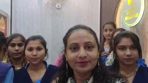 *राजकीय औद्योगिक प्रशिक्षण संस्थान राठ द्वारा छात्राओं का निखार ब्यूटी पार्लर में प्रशिक्षण कराया गया* 
अतीक खान हमीरपुर 
राठ हमीरपुर के जलालपुर रोड राजरानी गार्डन के बगल में निखार ब्यूटी पार्लर में राजकीय औद्योगिक प्रशिक्षण संस्थान राठ द्वारा ऑन जॉब ट्रेनिंग के लिए निखार ब्यूटी पार्लर में छात्राओं को भेजा गया जहां उनकी  150 घंटे की ट्रेनिंग कराई जा रही है सभी छात्राओं को उनकी ट्रेड के अनुसार ट्रेनिंग दी जा रही है जिसमें छात्राओं को सभी मशीनों की जानकारी दी गई और प्रैक्टिकल कराया जा रहा है छात्राऐ इस ट्रेनिंग से बहुत खुशी महसूस कर रही हैं जब इस विषय में पार्लर की ओनर रिहाना मंसूरी से बात की गई तो उन्होंने बताया कि ट्रेड कॉस्मेटोलॉजी की सभी छात्राऐ आ रही हैं जिनको हमारी तरफ से उनके सिलेबस के अनुसार ट्रेनिंग दी जा रही है जिसमें ट्रेड अनुदेशक आशा मिश्रा और संध्या सक्सेना की मौजूदगी में प्रियंका देवी आशू गुप्ता कमलेश मानसी सोनी सुहानी हिरदेश कुमारी सपना क्रांति देवी और आदि लड़कियां मौजूद रही और पार्लर की ओनर रिहाना मंसूरी की तरफ से राठ में जिन लड़कियों को पार्लर कोर्स करना हो तो सभी को 50% का ऑफर है पता जलालपुर रोड राजरानी गार्डन के बगल में निखार ब्यूटी पार्लर
