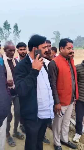 कस्ता विधायक सौरभ सिंह सोनू का वीडियो वायरल, घटिया निर्माण पर हुई बड़ी कार्रवाई की मांग
लखीमपुर खीरी।
कस्ता विधानसभा क्षेत्र में मुख्यमंत्री के ड्रीम प्रोजेक्ट मॉडल विद्यालय के निर्माण कार्य पर गंभीर सवाल खड़े हो गए हैं। बेहजम ब्लॉक की ग्राम पंचायत पैला में 22 करोड़ रुपये की लागत से बन रहे इस विद्यालय में घटिया निर्माण कार्य की शिकायतें सामने आई हैं।
स्थानीय लोगों ने आरोप लगाया कि निर्माणाधीन बिल्डिंग में निम्न स्तरीय सामग्री के उपयोग के चलते छज्जा गिर गया, जिससे दो मजदूर घायल हो गए। घटना की जानकारी मिलते ही क्षेत्र में हड़कंप मच गया।
शाम करीब 4:30 बजे मौके पर पहुंचे कस्ता विधायक सौरभ सिंह सोनू ने देखा कि
ठेकेदार कंपनी के लोग
एक्सियन सहित संबंधित विभागीय कर्मचारी
घटना को छिपाने में लगे हुए थे, और मौके पर कोई जिम्मेदार अधिकारी मौजूद नहीं था।
विधायक ने एक्सियन से बात की तो उनका रवैया काफी गैर-जिम्मेदाराना बताया गया। इस पर नाराज़गी जताते हुए विधायक सौरभ सिंह सोनू ने कहा—
> “सरकार की योजनाओं में पलीता लगाने वाले दोषियों पर सख्त कार्रवाई करवाई जाएगी। किसी भी प्रकार का भ्रष्टाचार बर्दाश्त नहीं किया जाएगा। मुख्यमंत्री जी की जीरो टॉलरेंस नीति के तहत पूरे प्रकरण की जांच कराई जाएगी और सभी बिंदुओं से माननीय मुख्यमंत्री जी को अवगत कराया जाएगा।”
घटना के बाद ग्रामीणों ने भी मांग की है कि निर्माण कार्य की गुणवत्ता की उच्च स्तरीय जांच कराई जाए, ताकि करोड़ों की लागत से बन रहा विद्यालय सुरक्षित और मानकों के अनुरूप तैयार हो सके।