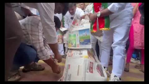 బిసి లకు అన్యాయం జరుగుతుందని ఆత్మార్పణ ఆత్మబలిదానం చేసుకున్న సాయి ఈశ్వర చారి ఆత్మ హత్య వార్త ఏ దిన పత్రిక లో కానీ ఎలక్ట్రానికి మీడియా లో గానీ వార్తలు ప్రచురించని న్యూస్ పేపర్లని తగుల బెడుతున్న బిసి కులాల నాయకులు