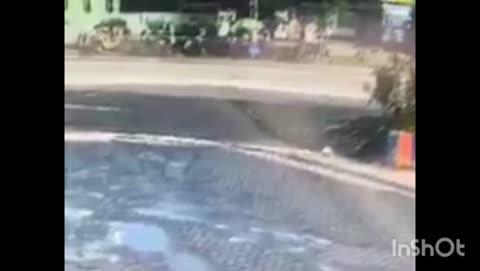 தூத்துக்குடி மாவட்டம் கோவில்பட்டியில் பள்ளி வாகனம் மீது தனியார் மினி பேருந்து மோதிய விபத்தில் 4 பள்ளி குழந்தைகள் காயம். விபத்து தொடர்பான CCTV காட்சி வெளியாகி பரபரப்பு.