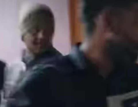 ଢେଙ୍କାନାଳ ଭୁବନ ସାମ୍ବାଦିକାଙ୍କୁ ସୁନ୍ଦରମ ଫାଇନାନ୍ସ କର୍ମଚାରୀଙ୍କ ଅସଦାଚରଣ ।
ସାମ୍ବାଦିକାଙ୍କୁ ସୁନ୍ଦରମ ଫାଇନାନ୍ସ କର୍ମଚାରୀଙ୍କ ଅସଦାଚରଣ । ବେଆଇନ କାର୍ଯ୍ୟକୁ ବିରୋଧ କରିବାକୁ ଯାଇ ଦୁର୍ବ୍ୟବହାରର ଶିକାର ହେଲେ ଜିଲ୍ଲା ସାମ୍ବାଦିକା । ଏଭଳି ଅଭାବନୀୟ ଘଟଣା ଘଟିଛି ଢେ଼ଙ୍କାନାଳ ଜିଲ୍ଲା ଭୁବନ ଥାନା ଅନ୍ତର୍ଗତ  ଭୁବନ ବିଜ୍ଞାପିତ ଅଞ୍ଚଳ ପରିଷଦ ଅନ୍ତର୍ଗତ ୱାର୍ଡ ନମ୍ବର 2  ର ନଟାକଟା ଗ୍ରାମର ବାଉଁଶକଣ  ଶିଳ୍ପାଞ୍ଚଳରେ ଥିବା ସୁନ୍ଦରମ୍ ପ୍ରାଇଭେଟ୍ ଲିମିଟେଡ ଫାଇନାନ୍ସ କମ୍ପାନୀ ଡିପୋ ପରିସର ମଧ୍ୟରେ । ଭୁବନ ଥାନା ଅନ୍ତର୍ଗତ ଯମୁନାକୋଟ ଗ୍ରାମର ଜଣେ ଗାଡ଼ି ମାଲିକଙ୍କ ଚାରି ଚକିଆ ଗାଡ଼ିକୁ ଜୋର୍ ଜବରଦସ୍ତ ରାଜରାସ୍ତାରୁ ବେଆଇନ ଭାବରେ ଛଡ଼ାଇ ନେବା ପରେ ବିରୋଧ କରିଥିଲେ ସାମ୍ବାଦିକା ଯାହାକୁ ନେଇ ଉତଖିପ୍ତ ହୋଇଯାଇଥିଲା ଯୁବକ । ଡିପୋ ମଧ୍ୟରେ ଚାବି ପକାଇ ଦେଇଥିଲା ସାମ୍ବାଦିକାଙ୍କୁ । ଏନେଇ ଭୁବନ ଥାନାରେ ଏତଲା ଦେଇଥିଲେ ମହିଳା ସାମ୍ବାଦିକ।ତେବେ ଏନେଇ ଭୁବନ ପୋଲିସ ଏତଲା କ୍ରମେ ଯୁବକଙ୍କୁ ଅଟକ ରଖି  ତଦନ୍ତ ଜାରିରଖିଥିବା ଜଣାପଡିଛି । ତେବେ ପରିସ୍ରା ବାହାନାରେ ଯୁବକ ସୁଧାଂଶୁ ପାଢ଼ୀ ଥାନାରୁ ଫେରାର ହୋଇ ଯାଉଥିବାବେଳେ ଜାତୀୟ ରାଜପଥ 53 ରୁ ପୋଲିସ ଧରିକରି ନେଇଥିବା ଥାନା ପକ୍ଷରୁ ଜଣାପଡିଛି।
#shuru#newsodiaodisha #bhuban #dhenkanal #vairalvidio