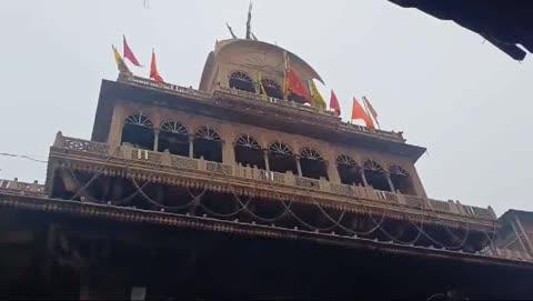 मथुरा। वृंदावन के प्रसिद्ध बांके बिहारी मंदिर में महिला के साथ छेड़-छाड़ व कपड़ें फाड़ने के आरोप में 04 पुलिसकर्मियों पर एफआईआर दर्ज हुई है। 
पूर्व में हुई महिला के साथ छेड़-छाड़ के समय जब परिजन बचाव के लिए आए थे तब महिला के परिजनों को ही पुलिस ने जेल भेज दिया था
अब अदालत ने 04 पुलिसकर्मियों पर इस मामले में मुकदमा दर्ज करने के आदेश दिए हैं।