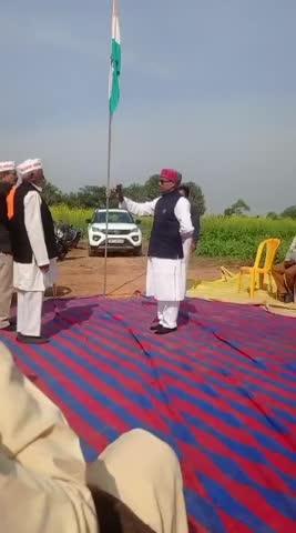 स्वतंत्रता संग्राम सेनानी विष्णु देव सिंह जी के पुत्र इंजीनियर शिवनारायण सिंह जी के घर में किया गया ध्वजारोहण