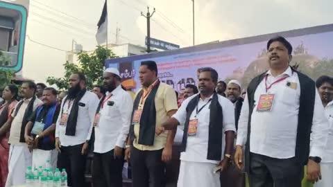 ஊத்தங்கரையில் த.மு.மு.க, சார்பில் மாபெரும் போராட்டம். 
ஊத்தங்கரை நான்கு முனை சந்திப்பில் தமிழக முஸ்லிம் முன்னேற்றக் கழகம் சார்பில் மாபெரும் கோரிக்கை போராட்டம் நடைபெற்றது. 
கிருஷ்ணகிரி மாவட்டம் ஊத்தங்கரை நான்கு முனை சந்திப்பில் பாபர் மஜீத் இடிக்கப்பட்ட  பயங்கரவாத எதிர்ப்பு நாளை முன்னிட்டு தமிழக முஸ்லிம் முன்னேற்றக் கழகம் சார்பில் கருப்பு துண்டு அணிந்து, கையில் கருப்பு கொடி ஏந்தி மாபெரும் கோரிக்கை போராட்டம் நடைபெற்றது.
இந்தப் போராட்டம் கிழக்கு மாவட்ட தலைவர் நூர் முகமது தலைமையில்  மாவட்ட செயலாளர்கள் சல்மான், ஏஜாஸ்கான், மாவட்ட பொருளாளர் தாஜூதீன், மாவட்ட இளைஞரணி செயலாளர் முகமது ரஃபி  ஆகியோர் முன்னிலையில் மாநில செயலாளர் அல்தாப் அஹமது, இஸ்லாமிய பிரச்சார பேரவை மாநில பொருளாளர்  சனாவுல்லா, விடுதலை சிறுத்தைகள் கட்சி கிழக்கு மாவட்ட செயலாளர் குபேந்திரன், சி.பி.ஐ மாவட்ட செயலாளர் சேகர், தி.கா பொதுக்குழு உறுப்பினர் பழ.பிரபு, த.மு.மு.க மேற்கு மாவட்ட தலைவர் ஜாகிர்ஆலம்,  மக்கள் அதிகாரம் கழகம் மாவட்ட செயலாளர்  ரஞ்சித் ஆகியோர் கலந்து கொண்டு கண்டன உரையாற்றினர்.
இந்தப் போராட்டத்தில் ஒன்றிய கழக நிர்வாகிகள் ரசூல் பாஷா, நாசர், 
ஷான்பாஷா, கலீல் பாஷா, மற்றும் திமுக ஒன்றிய செயலாளர்கள் எக்கூர் செல்வம், ரஜினி செல்வம், மூன்றம்பட்டி குமரேசன், மாநில மகளிர் அணி பிரச்சார குழு துணை செயலாளர் மருத்துவர் மாலதி, பேரூராட்சி தலைவர் அமானுல்லா,  மாவட்ட மகளிர் அணி துணை அமைப்பாளர் சின்னத்தாய்,  பேரூர் நகர செயலாளர் தீபக் என்கிற பார்த்திபன், பேரூர் கழக அவை தலைவர் தணிகை குமரன், இளைஞர் அணி ஒன்றிய அமைப்பாளர் ஜாவித், விடுதலை சிறுத்தைகள் கட்சி மாநில துணை செயலாளர்கள் ஜெயலட்சுமி, அசோகன், திமுக நிர்வாகிகள் ஜெயச்சந்திர பாண்டியன், அசோக் மற்றும் அலினா சில்க்ஸ் உரிமையாளர் பாபு அப்துல் சையத், நகர மருத்துவ செயலாளர் மரு.இலியாஸ் உள்ளிட்ட ஏராளமான த.மு.மு.க நகர நிர்வாகிகள் கூட்டணி கட்சி நிர்வாகிகள் கலந்து கொண்டு கண்டன கோஷம் எழுப்பினர்.
முன்னதாக  மாவட்ட செயலாளர் வாஜித் பாஷா  வரவேற்புரை ஆற்றினார்.