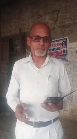 आकाशवाणी 
7  12 2025 ई0
" निमंत्रण पत्र "
❗आज दुनिया से एक मां का बेटा चला गया ❗
सोचिए -कितनी बार सुना है"' हमारे पास निमंत्रण कार्ड नहीं आया तो हम क्यों जाएं❓
यह वही छोटी सोच है जिसके कारण कई लोग शादी ,विवाह, फंक्शन ,त्यौहार में निमंत्रण पत्र देने के लिए ,अपने इज्जत बचाने के लिए 70 -80 किलोमीटर दूर जाते हैं । शादी के तैयारी में, शादियों के बोझ के तले दबे रहने के कारण कई मां अपने बेटे को खो देते हैं। 
कई बहनें अपने भाई को खो देती हैं । 
कई पिता अपने बेटों को कंधा लगाते हैं। इस  जाहिल सोच से बाहर निकलिए और वक्त को समझिए !
दूरी हो या मजबूरी हो👈 व्हाट्सएप पर निमंत्रण पत्र को स्वीकार कीजिए।👍 व्हाट्सएप पर भेजा गया कार्ड भी निमंत्रण ही है । आवश्यकता पड़े, फोन करके कंफर्म कर लीजिए । जाने से मोहब्बत बढ़ती है। कागज नहीं भेजने वाले का दिल मायने रखता है । भाइयों 'देवियों और सज्जनों! निमंत्रण पत्र अथवा किसी भी प्रकार के कार्य को व्हाट्सएप पर स्वीकार कर लीजिए !फोन पर बात करके कंफर्म कर लीजिए! किसी की जान', निमंत्रण कार्ड से ज्यादा महंगा है। निमंत्रण कार्ड से ज्यादा कीमती है  । किसी की जान, किसी की ना आने से बढ़कर है । 
इतना दिल आपका छोटा होगया है कि आप व्हाट्सएप पर कार्ड स्वीकार नहीं करेंगे❓ निमंत्रण  ( निमन्त्रण पत्र) स्वीकार नहीं करेंगे! अगर आप व्हाट्सएप पर निमंत्रण पत्र अथवा कार्ड  से संदेश लेना स्वीकार नहीं करते हैं ! 
तो आप रिश्तेदारी छोड़ दीजिए!!!9451509784 के  सौजन्य से प्रस्तुत! !