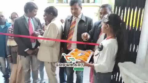 खलारी में '
नारी शक्ति
' की पहल, 7 दिसंबर को खुलेगी 'ग्रो मार्ट शॉपी'
झारखंड रांची जिला अंतर्गत खलारी, 7 दिसंबर, 2025 (रविवार): स्थानीय 'नारी शक्ति' स्वयं सहायता समूह की महिलाओं ने आत्मनिर्भरता की दिशा में एक बड़ा कदम उठाया है। समूह 7 दिसंबर को खलारी में अपनी "ग्रो मार्ट शॉपी" (Gramart Shoppee) का उद्घाटन करने के लिए पूरी तरह तैयार है, जिसके लिए तैयारियां अंतिम चरण में हैं। यह पहल राज्य सरकार के "मिशन करोड़पति 2025" (Mission Karodpati 2025) के तहत महिलाओं को आर्थिक रूप से सशक्त बनाने के लक्ष्य को मजबूत करती है।
सशक्तिकरण की ओर एक कदम
'ग्रो मार्ट शॉपी' के माध्यम से, 'नारी शक्ति' समूह स्थानीय रूप से निर्मित उत्पादों और दैनिक उपयोग की वस्तुओं की बिक्री करेगा। इस पहल का उद्देश्य न केवल महिलाओं को आय का एक स्थिर स्रोत प्रदान करना है, बल्कि स्थानीय उत्पादों को बढ़ावा देना और सामुदायिक विकास में योगदान देना भी है।
समूह की सदस्यों ने बताया कि यह परियोजना उन्हें वित्तीय सहायता प्रदान करने और उन्हें अपने परिवारों के लिए बेहतर जीवन सुनिश्चित करने में मदद करेगी। झारखंड सरकार और केंद्र सरकार की विभिन्न योजनाएं स्वयं सहायता समूहों के माध्यम से महिला सशक्तिकरण पर जोर दे रही हैं, और यह शॉपी इसी दिशा में एक सफल उदाहरण बनने के लिए तैयार है।
'जय ग्रो मार्ट' (Jai Grow Mart) का नारा महिलाओं के बीच गूंज रहा है, जो उनके नए उद्यम की सफलता और "मिशन करोड़पति 2025" के दृष्टिकोण में उनके विश्वास को दर्शाता है। इस उद्घाटन समारोह में बड़ी संख्या में स्थानीय निवासियों और अधिकारियों  शामिल हुए ग्रुप मार्ट के माध्यम से हम जनता को और ग्रामीणों आर्थिक स्थिति ठीक करने में मदद कर रही है  ग्रुप मार्ट आगे चलकर और भी अच्छे जिंदगी जीने का सुनहरा अवसर खलारी में शॉपी का उद्घाटन के  दौरान ग्रामीण भी मौजूद थे जिसमें ग्रामीण बहुत ही खुश हुए ग्रुपमार्ट के अधिकारियों नारी सक्ति लक्ष्मी सिंह  रेखा कुमारी  टीम लीडर किशोर खंडित  मानोज गन्न्झू  धीरेन्दर गंझू एतवारी देवी  पूनम मुंडा नाज प्रवीण कुलदीप सिंह रज्किशोर बराईक   बिहारी लोहरा   शिव बालक लोहरा भोटान गंझू  महादेव ताना भगत संदीप सिंह गेरेट लीडर जित्पाहन लोहरा   इत्यादि।