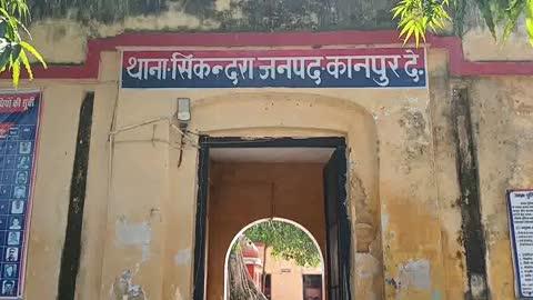 मदनपुर गांव में पूर्व शिक्षक के घर लाठी-डंडों से हमला, दंपती को पीटकर दी जान से मारने की धमकी; खेत के नलकूप में तोड़फोड़, रिपोर्ट दर्ज
सिकंदरा थाना क्षेत्र के मदनपुर गांव निवासी पूर्व शिक्षक रामबाबू त्रिपाठी के घर में घुसकर कुछ लोगों ने मारपीट कर दी और तोड़फोड़ की। इस संबंध में पीड़ित ने सिकंदरा पुलिस को तहरीर देकर कार्रवाई की मांग की है।
पीड़ित रामबाबू त्रिपाठी ने बताया कि बीते 30 नवंबर को करीब 11 बजे गांव के ही रवि त्रिपाठी, उनके बहनोई सत्यम तिवारी निवासी शिल्हौला, आर्यन त्रिपाठी और सोमनाथ शर्मा लाठी-डंडों के साथ उसके घर में घुस आए। जब घर में घुसने का कारण पूछा गया, तो आरोपियों ने गाली-गलौज शुरू कर दी। विरोध करने पर सभी ने एकजुट होकर पीड़ित व उसकी पत्नी के साथ मारपीट की।
तहरीर के अनुसार मारपीट के दौरान सत्यम तिवारी ने धमकी देते हुए कहा कि “आज जान से ही मार दो।” इसी बीच पीड़ित का पुत्र खेत से घर पहुंचा और घटना की जानकारी डायल 112 पर देकर पुलिस को बुलाया। शोरगुल सुनकर मोहल्ले के लोग भी मौके पर आ गए, जिन्हें आता देख आरोपी जान से मारने की धमकी देते हुए वहां से फरार हो गए।
पीड़ित ने बताया कि घटना के बाद आरोपी पास ही स्थित खेतों पर लगे नलकूप पर पहुंचे और वहां भी तोड़फोड़ की।
सिकंदरा थाना प्रभारी दिनेश गौतम ने रविवार को करीब 11बजे बताया कि मामले में पीड़ित की तहरीर के आधार पर रिपोर्ट दर्ज कर ली गई है। मामले की जांच की जा रही है, जांच के बाद वैधानिक कार्रवाई की जाएगी।