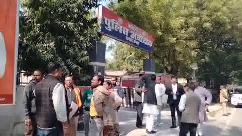 उन्नाव में लेडी डॉन व गैंग पर प्लाट कब्जा और 2 लाख गुंडा टैक्स मांगने का आरोप, पीड़ित ने एसपी से लगाई न्याय की गुहार
एंकर - ख़बर उन्नाव से है जहां उन्नाव के गंगाघाट कोतवाली क्षेत्र में एक महिला ने कथित लेडी डॉन दिव्या अवस्थी और उसके गैंग पर गंभीर आरोप लगाते हुए कहा है कि उन्होंने उसके आवासीय प्लाट पर कब्जा कर लिया है और कब्जा छोड़ने के एवज में दो लाख रुपये “गुंडा टैक्स” की मांग कर रही हैं। पीड़ित के अनुसार पैसे न देने पर उसे जान से मारने की धमकी भी दी गई है। पीड़ित ने बताया कि ग्रामसभा मझरा पीपरखेड़ा गैर-एहतमाली, परगना हड़हा में स्थित 41.82 वर्गमीटर का प्लाट उसने 18 नवंबर 2024 को सावित्री देवी पत्नी विनय कुमार से खरीदा था। प्लाट पर उसने नींव और बाउंड्री भी बनवा ली थी। कुछ दिन पूर्व जब वह अपने प्लाट पर पहुँची तो पाया कि नींव व बाउंड्री को गिराकर कब्जा कर लिया गया है।
बता दे कि स्थानीय लोगों से पूछताछ के बाद उसे जानकारी मिली कि कब्जा कथित रूप से दिव्या अवस्थी, और उसके सहयोगी अपराधी नासिर दलाल, मोनू उर्फ लूटेरा, राघवेंद्र अवस्थी, अतुल दूबे, मिठ्ठू उर्फ सुनील गुप्ता, और सारिक ने किया है। पीड़िता का दावा है कि जब वह शिकायत लेकर दिव्या अवस्थी के फार्महाउस पहुँची, तो गैंग के लोगों ने उसके साथ गाली-गलौज की और धमकाते हुए कहा कि “बिना भाभी को गुंडा टैक्स दिए कोई प्लाट नहीं बना सकता।” आरोप है कि दिव्या अवस्थी ने उससे दो लाख रुपये लाने को कहा और धमकी दी कि “पैसा न दिया तो प्लाट भूल जाओ, और दिखाई दी तो गंगा में फेंकवा दूँगी।” पीड़ित ने बताया कि वह गरीब परिवार से है और दैनिक मजदूरी कर के पैसे जोड़कर यह प्लाट खरीदा था। धमकियों से भयभीत होकर जब वह थाने पहुंची तो उसकी शिकायत दर्ज नहीं की गई। अब पीड़ित ने उच्च अधिकारियों से न्याय की गुहार लगाई है। इस घटना से क्षेत्र में दहशत का माहौल है। लोगों का आरोप है कि गैंग आसपास के कई प्लाटों पर भी इसी तरह कब्जा कर चुका है। फिलहाल पुलिस प्रशासन की ओर से इस मामले पर कोई आधिकारिक बयान नहीं आया है, जबकि पीड़ित लगातार न्याय की मांग कर रही है।
बाइट - योगेश पीड़ित 
बाइट - सक्षम राठौर पीड़ित