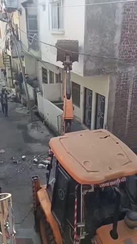 मंदसौर मध्यप्रदेश में रेहान खान और बाबू खान ने मध्य प्रदेश के शामगढ़ में एक 16 वर्षीय नाबालिग हिंदू लड़की का चाकू की नोक पर बलात्कार करके वीडियो बनाया 
फिर वह वीडियो उन्होंने  बच्ची के परिवार वालों को दिखाया
उन्होंने वीडियो वायरल ना करने के लिए 5 लाख मांगे और बच्ची के घरवाले ने ₹2 लाख दिए ताकि बदनामी न हो लेकिन उन्होंने बाद में वीडियो भी वायरल कर दिया।
भारी जन विरोध के बाद, दोनों को गिरफ्तार कर लिया गया और उनके अवैध घर को ध्वस्त कर दिया गया।
बुलडोजर से उनके दो मंजिला मकान को ध्वस्त कर दिया गया और पूरे परिवार को हिरासत में लिया गया है।