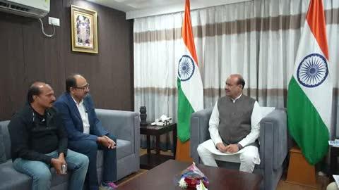 कोटा-बून्दी के लाखों परिवारों के लिए वरदान सिद्ध होगी नौनेरा परियोजना-om बिरला   
Kota . पेयजल विभाग ने कोटा-बून्दी के लिए महत्वकांक्षी नौनेरा वृहद पेयजल परियोजना के चारों पैकेज के लिए कुल 1149.36 करोड़ रुपए के वर्क ऑडर जारी कर दिए हैं। लोकसभा अध्यक्ष ओम बिरला ने रविवार को कोटा स्थित कैंप कार्यालय में जन स्वास्थ्य अभियांत्रिकी विभाग के अधिकारियों के साथ नौनेरा वृहद पेयजल परियोजना की विस्तृत समीक्षा की। बिरला ने कहा कि नौनेरा परियोजना कोटा-बून्दी के लाखों परिवारों के लिए वरदान सिद्ध होगी। पिछले माह पेयजल विभाग की बैठक में स्पीकर बिरला ने जल्द कार्यादेश जारी कर कार्य प्रारम्भ करने के निर्देश दिए थे। 
चार पैकेजों के तहत होगा निर्माण  
जल जीवन मिशन के अंतर्गत वर्ष 2021 में स्वीकृत इस परियोजना के लिए 1661.14 करोड़ स्वीकृत किए गए हैं। पैकेज-1 के तहत इन्टेक वेल, राइजिंग मेन पाइपलाइन और 3 जल शोधन संयंत्र, पैकेज-2 में इटावा ब्लॉक के लिए ट्रांसमिशन मेन पाइपलाइन, पंप हाउस और क्लस्टर डिस्ट्रीब्यूशन, पैकेज-3 में सुल्तानपुर और लाडपुरा ब्लॉकों के लिए पाइपलाइन और पंप हाउस, पैकेज-4 में बून्दी जिले के नैनवा, केशवरायपाटन, तालेड़ा और बून्दी ब्लॉकों के 365 गांवों के लिए संपूर्ण पेयजल सुनिश्चित होगा। परियोजना को अगस्त 2027 तक पूर्ण करने का लक्ष्य है।
पेयजल की समस्या का होगा स्थाई समाधान
परियोजना पूर्ण होने पर कोटा जिले के 384 गांव इटावा, सुल्तानपुर और कैथून सहित 3 कस्बों  तथा बून्दी जिले के 365 गांव और कापरेन, लाखेरी और केशोरायपाटन कस्बों में कुल 1,13,287 घरों को नल से जल की सुविधा प्राप्त होगी। वर्षों से चली आ रही पेयजल समस्या का स्थाई समाधान इस परियोजना से संभव होगा। परियोजना के लिए 2022 और 2023 में आमंत्रित निविदाएं अधिक दरों के कारण निरस्त कर दी गई थीं। तीसरी बार निविदाओं को 4 पैकेजों में विभाजित कर पुनः आमंत्रित किया गया, जिसके बाद प्रक्रिया सुचारु रूप से आगे बढ़ी और अब कार्यादेश जारी हो चुके हैं। बिरला ने अधिकारियों को निर्देश दिए कि कार्यादेश जारी होने के बाद अब सभी पैकेजों पर कार्य युद्धस्तर पर प्रारम्भ किया जाए। उन्होंने कहा कि यह परियोजना दोनों जिलों में जल संकट का स्थाई समाधान है, इसलिए समयसीमा, गुणवत्ता और पारदर्शिता पर किसी भी प्रकार का समझौता स्वीकार्य नहीं होगा। उन्होंने कहा कि पाइपलाइन बिछाने से लेकर शोधन संयंत्रों के निर्माण तक हर चरण की कड़ी मॉनिटरिंग की जाए और तकनीकी मानकों का पूर्ण पालन हो। जहां भी बाधाएं आएं, उन्हें तुरंत दूर किया जाए। उन्होंने यह भी निर्देश दिए कि कार्य प्रगति की नियमित रिपोर्ट प्रस्तुत की जाए।