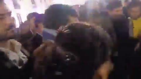 प्रेमी ने दूसरी लड़की से रचा ली शादी, प्रेमिका मंडप के बाहर रोती रही 
UP के उन्नाव में कई वर्षों तक चले प्रेम संबंध का अंत धोखे और आंसुओं में हुआ। प्रेमी किसी और लड़की से शादी करने मंडप पहुँच गया, लेकिन जब इस बात की भनक उसकी प्रेमिका को लगी, तो वह भी मौके पर पहुँच गई।
कई साल चला प्रेम—और अचानक टूट गया रिश्ता
पीड़िता का कहना है कि उसका प्रेमी से कई वर्षों से अफेयर था.. दोनों ने एक–दूसरे से शादी के वादे किए थे।लेकिन अचानक उसे पता चला कि प्रेमी ने दूसरी लड़की से रिश्ता पक्का कर लिया है।
शादी की रात प्रेमी बारात लेकर घोड़ी पर चढ़कर मंडप में पहुँच गया।इधर, खबर मिलते ही प्रेमिका रोते हुए अपने परिजनों के साथ शादी स्थल पर पहुँच गई। मगर वहां पहुँचकर उसे ऐसा लगा जैसे उसकी दुनिया उजड़ गई हो —
मंडप में संगीत चल रहा था, लोग नाच रहे थे, और उसका प्रेमी दूल्हे की पोशाक में बैठा था… जैसे वह उसे जानता ही न हो।
पुलिस आई... लेकिन… दखल की हिम्मत नहीं कर पाई
प्रेमिका ने हंगामा नहीं किया, बस न्याय की गुहार लगाई और पुलिस को बुलवाया।पुलिस मौके पर तो पहुंची, पर उन्होंने साफ कहा.. “शादी की रस्म शुरू हो चुकी है, हम बीच में हस्तक्षेप नहीं कर सकते।”
मंडप, बारात और परिवारों के दबाव के बीच पुलिस ने भी हाथ खड़े कर दिए।
आंखों में आंसू और दिल में टूटन लेकर इंतजार करती रही प्रेमिका। दुल्हे के अंदर बैठे रहने के दौरान प्रेमिका मंडप के बाहर घंटों बैठी रही। कभी उम्मीद करती कि प्रेमी बाहर आएगा..
कभी आस बांधती कि शायद वह रिश्ता तोड़कर उसके साथ लौट आएगा…
लेकिन ऐसा कुछ नहीं हुआ।
मंडप के भीतर सात फेरे पूरे हुए और प्रेमी किसी और का पति बन गया।
अंत में लड़की टूटे दिल के साथ मंडप से उठी।
उसके आंसुओं ने प्रेम की उस कहानी पर पूर्ण विराम लगा दिया जिसे उसने वर्षों तक सच माना था।