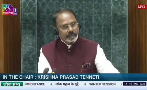 सपा नेता सांसद आजमगढ़ माननीय श्री धर्मेंद्र यादव जी ने संसद में उन लाखों संविदा कर्मियों, शिक्षामित्रों, अनुदेशकों, रोज़गार सेवकों, आंगनवाड़ी कार्यकर्ताओं, पंचायत कर्मियों और रसोइयों की आवाज़ उठाई, जिनके कंधों पर व्यवस्था चलती है. लेकिन जिनकी अपनी ज़िंदगी असुरक्षा में गुजरती है। ठेकेदारों द्वारा शोषण, SIR में फँसी नौकरी, मामूली मानदेय और न स्वास्थ्य सेवा, न बीमा - यह सब मिलकर उनके जीवन को लगातार मुश्किल बना रहा है। यह वे लोग हैं, जो आख़िरी पायदान पर मज़बूती से खड़े होकर व्यवस्था संभालते हैं, लेकिन खुद के लिए गरिमापूर्ण, निश्चिंत भविष्य भी नहीं पा रहे।
मैंने सरकार से मज़बूती के साथ माँग की है कि अब समय आ गया है इन्हें तत्काल स्थायी किया जाए। ताकि इन्हें सम्मानजनक और स्थायी जीवन मिल सके। इन सभी सम्मानित कर्मियों को न सिर्फ़ स्थायी नियुक्ति मिले, बल्कि स्वास्थ्य सुरक्षा, बीमा, पेंशन और शोषण-मुक्त कार्य व्यवस्था की पूरी गारंटी भी मिले। ये सिर्फ़ नीतियों का सवाल नहीं, बल्कि उन परिवारों की उम्मीद, गरिमा का सवाल है, जो हर दिन सम्पूर्ण समर्पण के साथ अपने कर्तव्यों का निर्वहन कर रहे हैं।                            हम समाजवादी लोग आदरणीय श्री अखिलेश यादव जी के नेतृत्व में सड़क से संसद तक उनके साथ खड़ा रहेंगे। जब तक हमारे इन सभी कर्मियों को न्याय नहीं मिलता, हमारी यह लड़ाई जारी रहेगी।