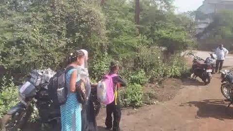 औद्योगिक क्षेत्र सिलतारा के फेस टू से बहेसर मार्ग पर मुरेठी सोंडरा चौक में अनियंत्रित ट्रक ने बाइक सवार को टक्कर मार दी जिससे बाइक सवार गंभीर रूप से घायल हो गया औद्योगिक इकाइयों के वाहनों की आवाजाही से ग्रामीणों के उपयोग का यह मार्ग अब दुर्घटना जन्य बनता जा रहा है भविष्य में दुर्घटनाएं रोकने इस चौक में चारों मार्गो पर स्पीड ब्रेकर होना अत्यंत जरूरी है अन्यथा यहां कभी भी कोई ओर बड़ी दुर्घटना हो सकती है
न्यूज रिपोर्टर सुरेंद्र जैन धरसीवां