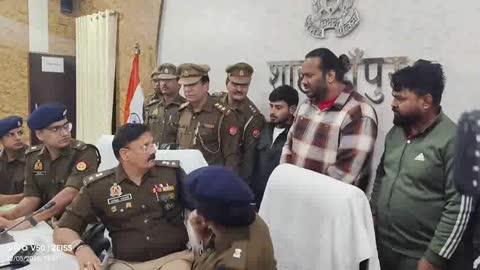 फर्जी दस्तावेज के सहारे जीएसटी की बोगस फर्म बनाकर करीब 11 करोड़ की राजस्व हानि करने वाले दिल्ली और प्रयागराज के तीन जालसाजों को किया गिरफ्तार।
यूपी के शाहजहांपुर में राज्य कर खंड-01 की सहायक आयुक्त भावना चंद्रा ने 28 मई को थाना रोजा में दर्ज कराई थी एफआईआर।
शाहजहांपुर एसपी राजेश द्विवेदी ने खुलासे को लेकर कई टीमों को लगाया था,06 माह बाद शाहजहांपुर एसपी राजेश द्विवेदी द्वारा लगाई गयी टीमों ने दिल्ली और प्रयागराज के 03 जालसाजों को गिरफ्तार कर फर्जी दस्तावेज सहित कई इलेक्ट्रानिक उपकरण भी बरामद किए हैं।
UP Police Shahjahanpur Police
