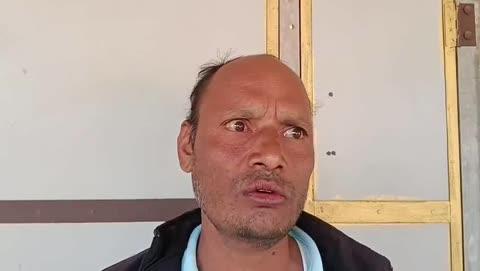 *बागावास चौरासी में मकान के ताले तोड़े , कमरे में कुंदी लगाई,15 लाख के जेवर,नकदी चोरी*
विराटनगर ग्राम पंचायत बागावास चौरासी कस्बे की बागड़ी की ढाणी में रात चोरों ने एक बड़ी चोरी की वारदात को अंजाम दिया, चोरों ने मकान का दरवाजा तोड़कर भीतर प्रवेश किया और अलमारी में रखें जेवरात व नगदी पर हाथ साफ कर दिया, परिजनों के अनुसार, चोरी गए आभूषणों और नगदी की कुल कीमत लगभग 15 लाख रुपए के गहने सहित 2 लाख कि नकदी चोरी कर फरार हो गए, पीड़ित सुभाष कुम्हार ने भाबरू थाने में चोरी का मामला दर्ज कराया है, पीड़ित ने बताया कि रात करीब 12.30 बजे घर में किसी चीज के गिरने की आवाज हुई तो उस समय मां लिछमा देवी उठी और कमरे के बाहर आने के लिए कमरे का दरवाजा खोला तो दरवाजा नहीं खुला, मां ने जोर से आवाज लगाई तो चाचा मुकेश कुम्हार ने आकर दरवाज़ा खोला जो रस्सी से बंधा हुआ था, फिर सभी कमरों को देखा तो उनके दरवाजे भी बाहर से रस्सी से बंधे हुए थे, एक कमरे के दरवाजे का ताला तो टूटा हुआ था, अंदर जाकर देखा तो कमरें में सामान बिखरा हुआ था और दो अलमारी तथा बक्सा का ताला टूटा हुआ था, जिसमें 15 लाख रुपए के गहने चोर चुराकर ले गए, इसके साथ ही अलमारी में रखे 2 लाख 10 हजार की नकदी भी ले गए, परिजनों व ग्रामीणों ने आसपास काफी तलाश की, लेकिन तब तक चोर वहां से भाग चुके थे, सुचना प्राप्त होने पर भाबरू थाना प्रभारी रामकिशोर चौधरी मय जाब्ता मौके पर पहुंचे, पुलिस टीम ने मौके से साक्ष्य जुटाए , ग्रामीण रामजीलाल मीणा, भाजपा युवा नेता मनोज मीणा, ओमप्रकाश कुम्हार ने प्रशासन से कस्बे में रात के समय पुलिस गश्त करने की मांग की,भाबरू थाना इलाके में 3 माह में 10 से ज्यादा चोरी की वारदात बढ़ी है,भाबरू,दोव्व्यापुर, सीतापुर,लुहाकना कलां आदि इलाकों में घरों में चोरी, खेतों में मोटर स्टाटर चोरी,केबल कटाई और नोजल चोरी के 10 ज्यादा मामले सामने आए हैं, लगातार हो रही घटनाओं से ग्रामीणों में असुरक्षा की भावना बढी है, लोग पुलिस से सख्त कार्रवाई और रात्रि गश्त बढ़ाने की मांग कर रहे हैं ताकि क्षेत्र में शांति बहाल हो सके, अंदेशा होने पर पुलिस को सुचना दे,भाबरू थाना प्रभारी रामकिशोर चौधरी ने बताया कि चोरी की घटना का जल्द ही खुलासा कर चोरी को गिरफ्तार कर दिया जाएगा, ग्रामीण अपने कीमती सामान को लेकर सतर्क ओर सजग रहें, अंदेशा होने पर तुरंत पुलिस को सुचना दे जिससे चोरी की घटनाओं पर लगाम लगाया जा सके ,वहीं पीड़ित परिवार का रो-रोकर बुरा हाल है गांव के लोग उनके साथ संवेदना जता रहे हैं#BreakingNews #ViratnagarNews
#KotputliNews
#ShahpuraNews
#BehrorNews 
#NewsUpdate #LatestNews #ViralNews #TrendingNow  #LiveUpdates
#RajasthanNews #JaipurNews #LocalNews
#FollowForUpdates #FollowNow #ViralVideo #TrendingReels #FBReels #ExplorePage