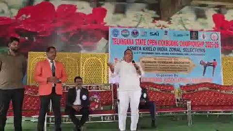 *క్రీడలతో మనసి కుల్లాసంతో పాటు మంచి ఆరోగ్యం*
*పెన్ గన్ సంగారెడ్డి*
సంగారెడ్డి జిల్లా పట్టణంలో తెలంగాణ రాష్ట్ర కింగ్ బక్సింగ్  పోటీల్లో నిర్వహించిన కార్యక్రమంలో పాల్గొని ప్రసంగించిన యువజన సంఘాల రాష్ట్ర అధ్యక్షులు డాక్టర్ కూన వేణు ఈ సందర్భంగా ఆయన యువతను ఉత్సాహపరుస్తూ ప్రసంగించారు. రోగాలకు దూరంగా ఉండాలంటే క్రీడలు ఎంతో ముఖ్యమని క్రీడలాడినవారు ఆరోగ్యంగా ఉంటారన్నారు ఈరోజు ఆరోగ్యం బాగుంటేనే అన్ని బాగుంటాయన్నారు తన ఆరోగ్యాన్ని వారు కాపాడుకోవాలంటే ప్రతి ఒక్కరూ క్రీడల్లో పాల్గొని శారీర దారుఢ్యం పెంపొందించుకోవాలన్నారు. ఈ కార్యక్రమంలో  యువత తదితరులు పాల్గొన్నారు.