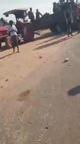 नरवर के ग्राम केरूआ हनुमान मंदिर के पास हादसा परिजन ने नरवर अनाज मंडी के बाहर शव रखकर किया चक्काजाम