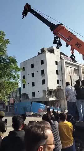 #Corruption जयपुर के मालवीय नगर में 6 महीने से बन रही 5 मंजिला इमारत में दरार आने के बाद कल जाकर जेडीए ने ढहाई...