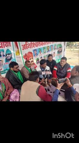 किसानों के मुद्दों पर मानवाधिकार संगठन के प्रदेश चेयरमैन ने जिलाधिकारी को कराया अवगत, 20वें दिन भी जारी रहा धरना
प्रयागराज के घूरपुर गौहनिया बाईपास पर किसान यूनियन का अनिश्चितकालीन धरना लगातार 20वें दिन भी जारी रहा। किसानों का आरोप है कि लंबे समय से चल रहे इस आंदोलन के बावजूद अभी तक कोई जिम्मेदार अधिकारी उनकी समस्याएँ सुनने तक नहीं आया।
अधिकारियों पर लापरवाही के आरोप
किसानों ने उप जिलाधिकारी बारा पर भी यह आरोप लगाया कि उन्होंने किसानों से मिलने के लिए समय देना उचित नहीं समझा। किसान यूनियन के प्रदेश अध्यक्ष राजीव चंदेल ने बताया कि उनकी 6 सूत्रीय माँगें हैं, जिनमें सबसे प्रमुख है।
हर घर जल योजना, जो प्रधानमंत्री का ड्रीम प्रोजेक्ट है।
चंदेल के अनुसार
प्रयागराज में इस योजना के लिए कई कंपनियों को टेंडर दिया गया है। सरकार लगभग 450 करोड़ रुपये का बजट पास कर चुकी है। किसानों को मिले पत्र के अनुसार 250 करोड़ रुपये कंपनियों को जारी भी कर दिए गए हैं। इसके बावजूद जलकर कार्यालय के अभिशाषी अभियंता का कहना है कि सरकार से अभी कोई फंड प्राप्त नहीं हुआ। किसानों ने सवाल उठाया कि जब 250 करोड़ रुपये जारी हो चुके हैं, तो फिर अब तक योजना का कार्य क्यों नहीं शुरू हुआ।
धरना स्थल पर अधिकारियों की अनुपस्थिति
किसानों का आरोप है कि अधिकारी “YES, IR” जैसे बहाने बनाकर न तो धरना स्थल पर आ रहे हैं, न ही उनकी समस्याओं पर कोई जवाब दे रहे हैं। किसानों के अनुसार अधिकारी जानबूझकर उनकी जायज़ माँगों से बच रहे हैं।
मानवाधिकार संगठन चेयरमैन का हस्तक्षेप
धरना स्थल पर पहुँचे प्रदेश मानवाधिकार संगठन के चेयरमैन डॉ. अरविंद कुमार सिंह ने किसानों की माँगों को पूरी तरह उचित बताते हुए अधिकारियों को निर्देश दिया कि तुरंत संज्ञान लेकर समाधान की दिशा में कदम उठाएँ। डॉ. सिंह ने मुख्य चिकित्सा अधिकारी को भी फोन कर पूछा कि 20 दिन से धरने पर बैठे किसानों को अभी तक कोई चिकित्सा सुविधा या स्वास्थ्य टीम क्यों नहीं भेजी गई। उन्होंने इसे गंभीर लापरवाही बताया।डॉ. सिंह ने जिलाधिकारी प्रयागराज को भी स्थिति से अवगत कराया और कहा कि 20 दिनो से किसान धरने पर बैठे हैं, लेकिन कोई अधिकारी उनसे मिलने तक नहीं पहुँचा। यह किसानों की समस्याओं की अनदेखी है। किसानों ने आरोप लगाया कि सरकार की कई योजनाओं में भ्रष्टाचार, खनन माफिया और भू-माफिया जैसे मुद्दों पर भी अधिकारी कार्रवाई नहीं कर रहे और “गहरी नींद में सो रहे ।