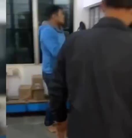 शिवपुरी : पिछोर थाने में मारपीट की शिकायत दर्ज कराने आए LLB के छात्र को थाना प्रभारी ने चप्पलों से पीटा, वीडियो हुआ सोशल मीडिया पर वायरल
प्राप्त जानकारी के अनुसार पिछोर के रहने वाले LLB के छात्र क्षितीज पाठक शनिवार रात्रि 10:00 बजे पिछोर थाने में एक मारपीट की शिकायत लेकर गये थे, जहां थाना प्रभारी उमेश उपाध्याय ने उल्टा छात्र को ही जमकर पीट दिया
जिला रिपोर्टर दीपक अहिरवार शिवपुरी