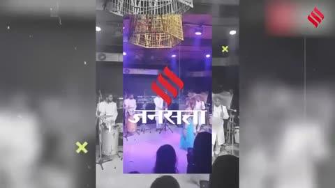 Goa Club Fire: गोवा के प्रसिद्ध नाइटक्लब Birch by Romeo Lane में भीषण आग (Goa Club Fire) लगने की घटना का एक वीडियो सोशल मीडिया पर तेजी से वायरल हो रहा है। वीडियो में दिखाई दे रहा है कि बेली डांस प्रदर्शन के दौरान छत से चिंगारियाँ गिरती हैं। उसी समय डीजे संगीत बंद कर देता है और लोग चीखते हुए चिल्लाने लगते हैं—“आग लगी है!” कुछ ही क्षणों में माहौल खुशी से दहशत में बदल गया। यह दर्दनाक हादसा (Goa Club Tragedy) अब तक 25 लोगों की जान ले चुका है।